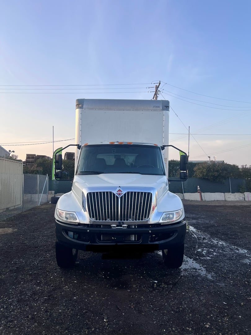 2021 International MV607 Box Truck - Photo 2