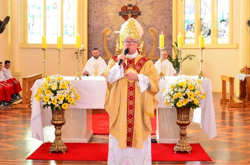 Comunidade reunida em celebração litúrgica