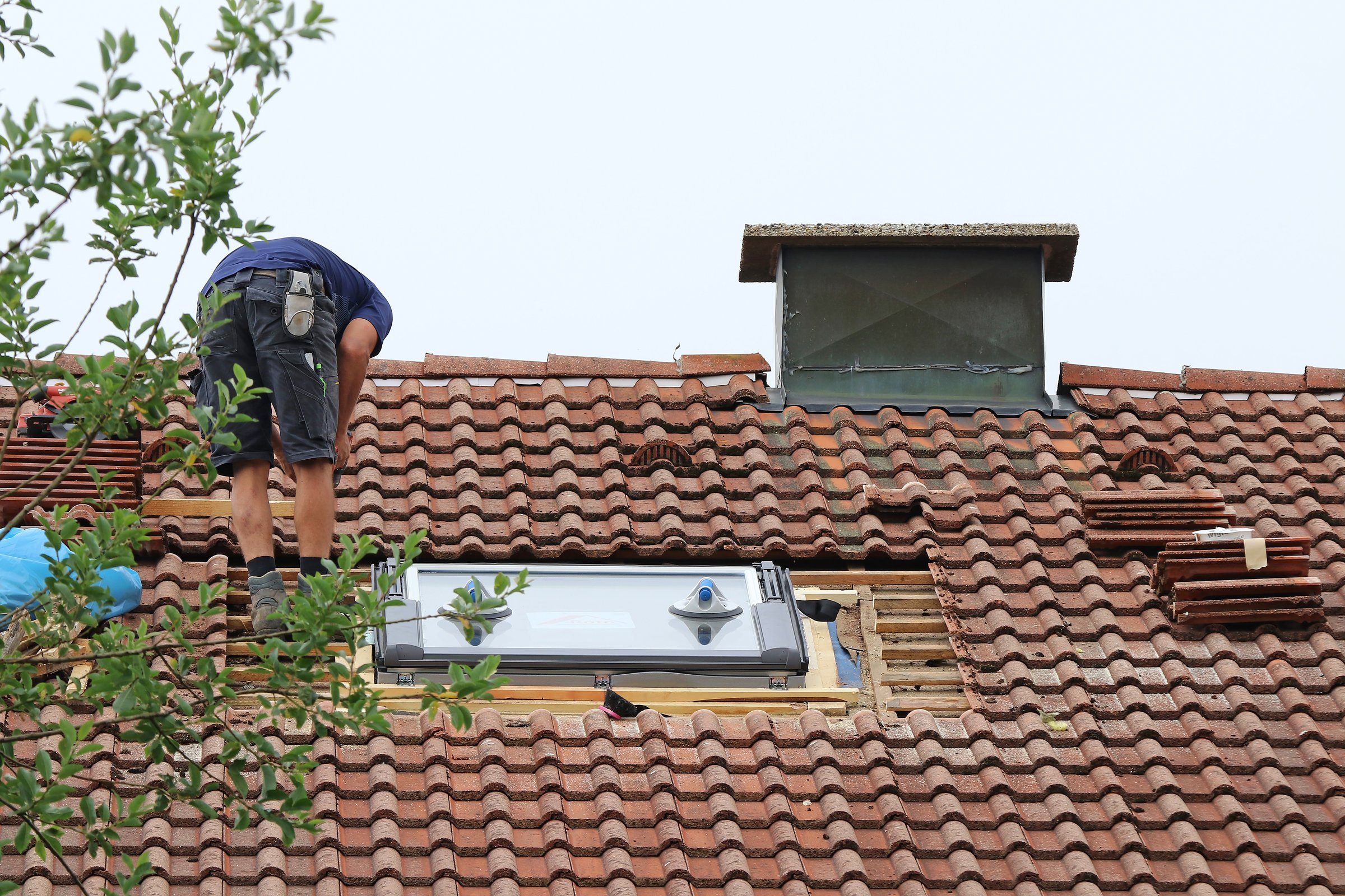 Professionele VELUX dakraam monteur bezig met installatie van een nieuw dakraam in een woning in Nederland - Dakraam Installatie specialist