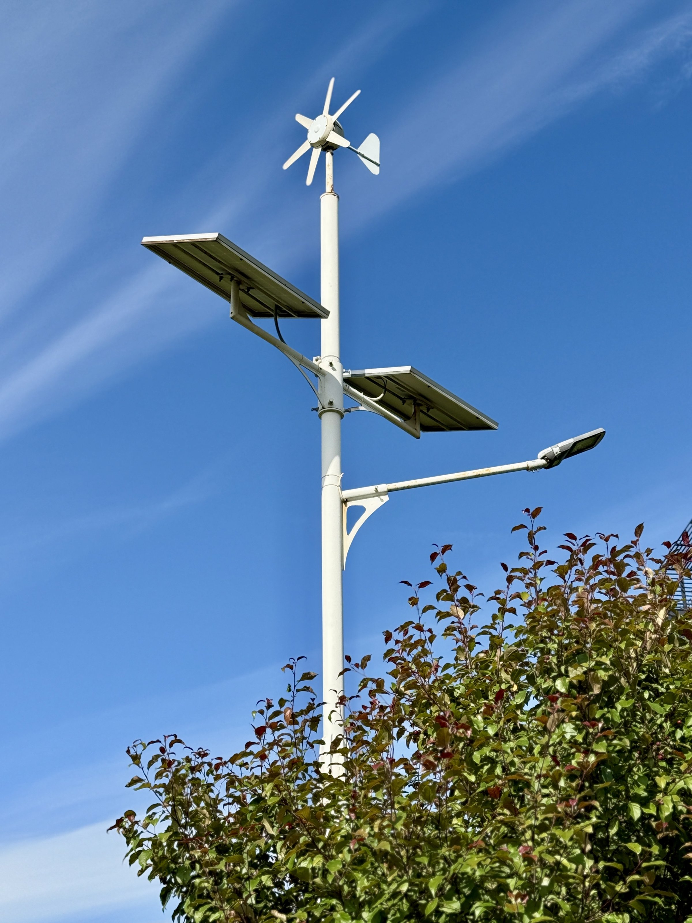 Lámpara híbrida solar y eólica