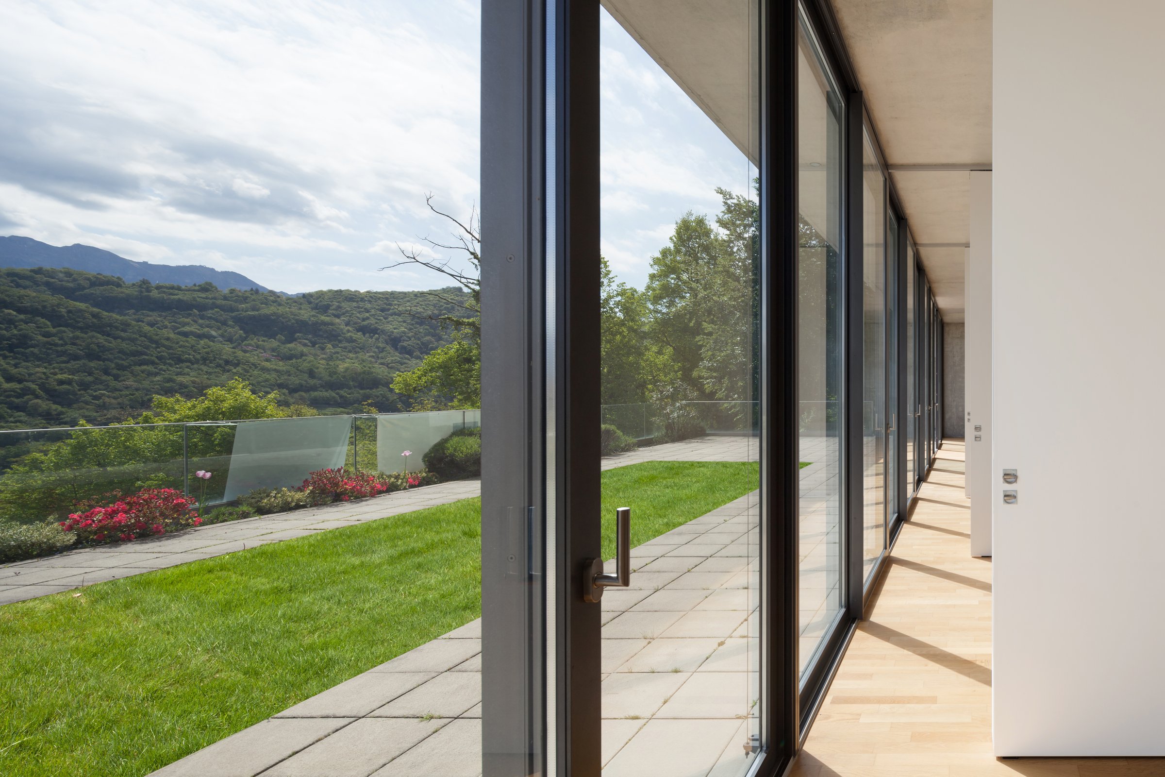 Glazen corridor met schuifwanden geïnstalleerd door Glas040 in Best