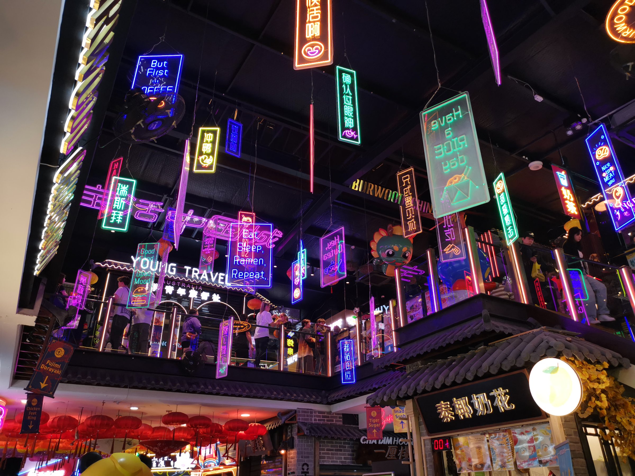 唐人街夜景，传统中国灯笼装饰的街道
