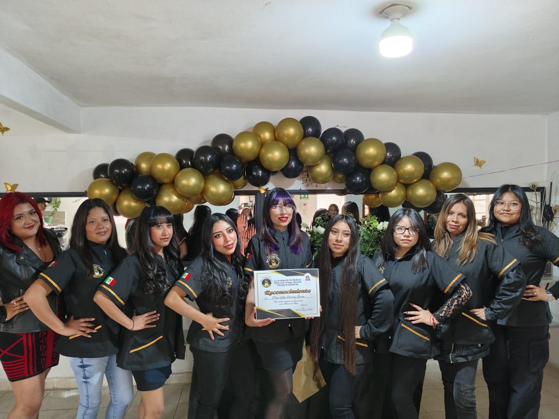 Academia de belleza Style and Image Second en Ixtapaluca - Grupo de estilistas graduadas con certificados
