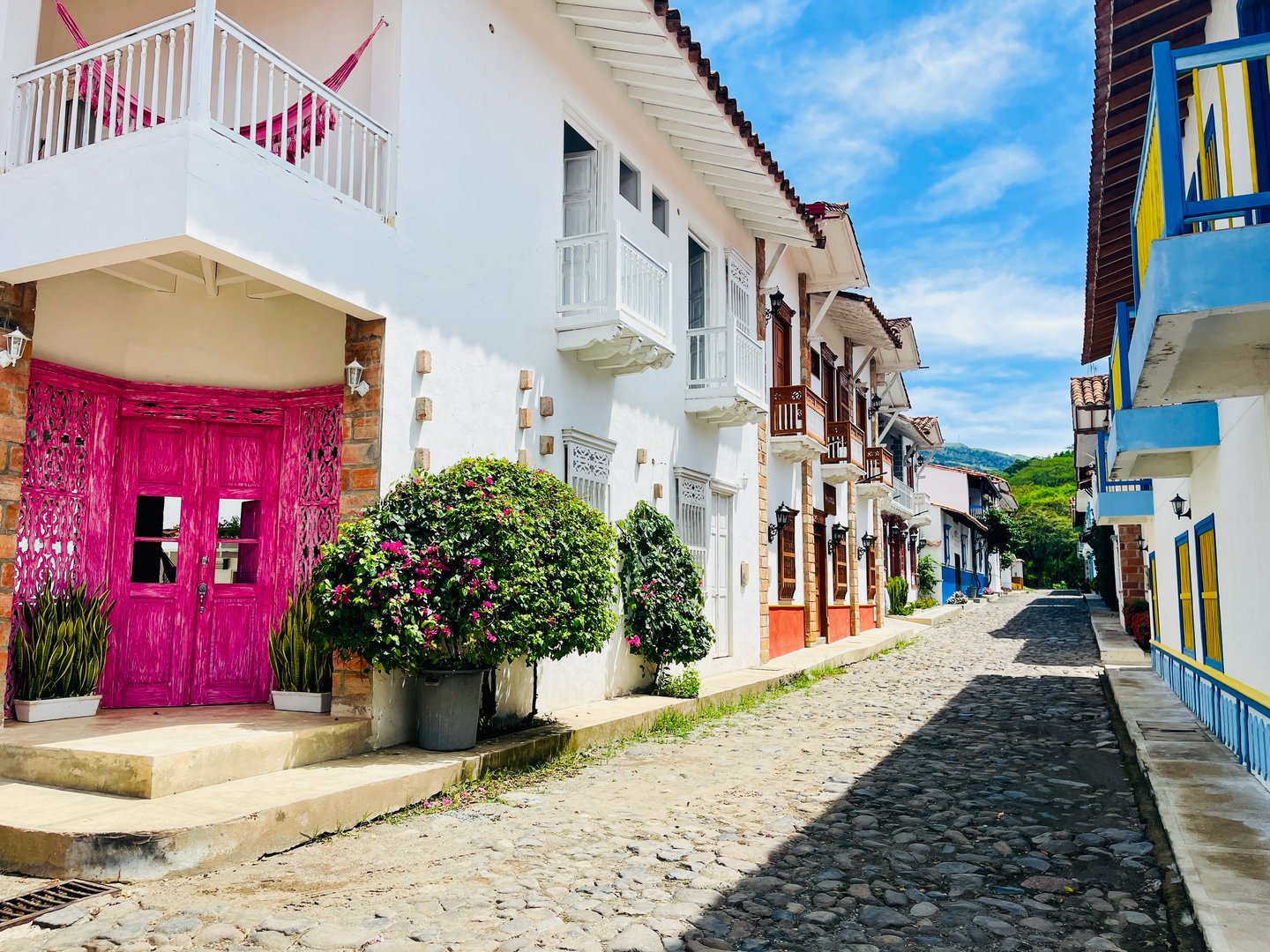 Calle colonial colorida en Antioquia, Colombia