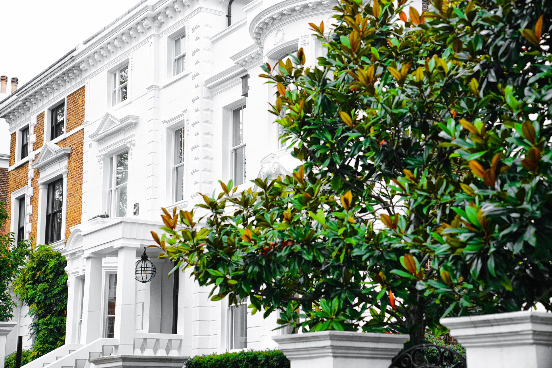 classic Victorian Architecture, ornate detailing, decorative brickwork, bay windows, Edwardian Architecture, red brick facades, Georgian Architecture and use of brick or stucco. Stucco Facades. Traditional Brick Facades, Rows of Terraced Houses in Notting Hill & Holland Park, Royal Borough of Kensington and Chelsea, Greater London, United Kingdom.