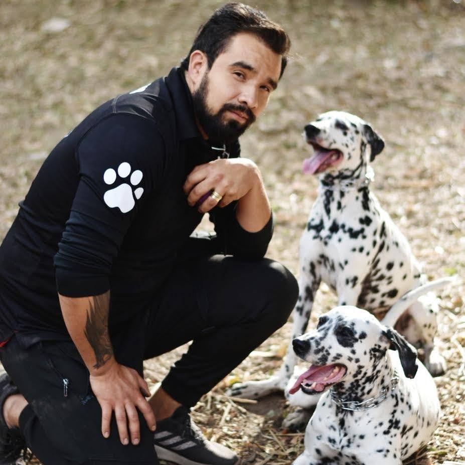 Mario Aarón Romero con perro