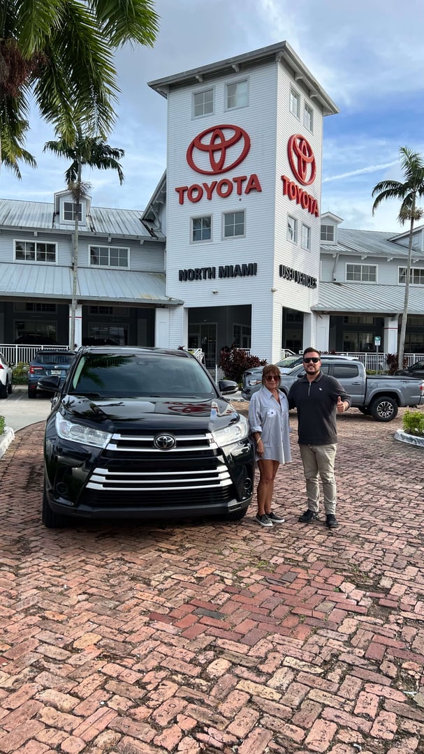 Entrega perfecta - cliente orgulloso con su vehículo