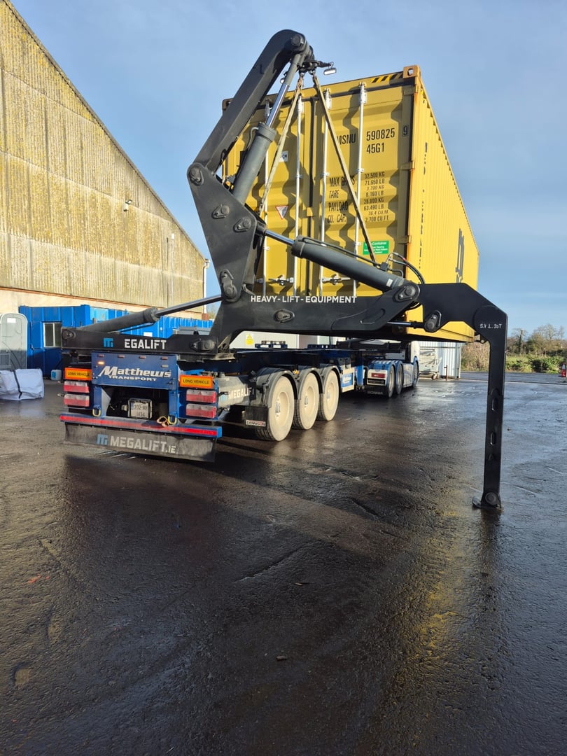 Megalift trailer with container