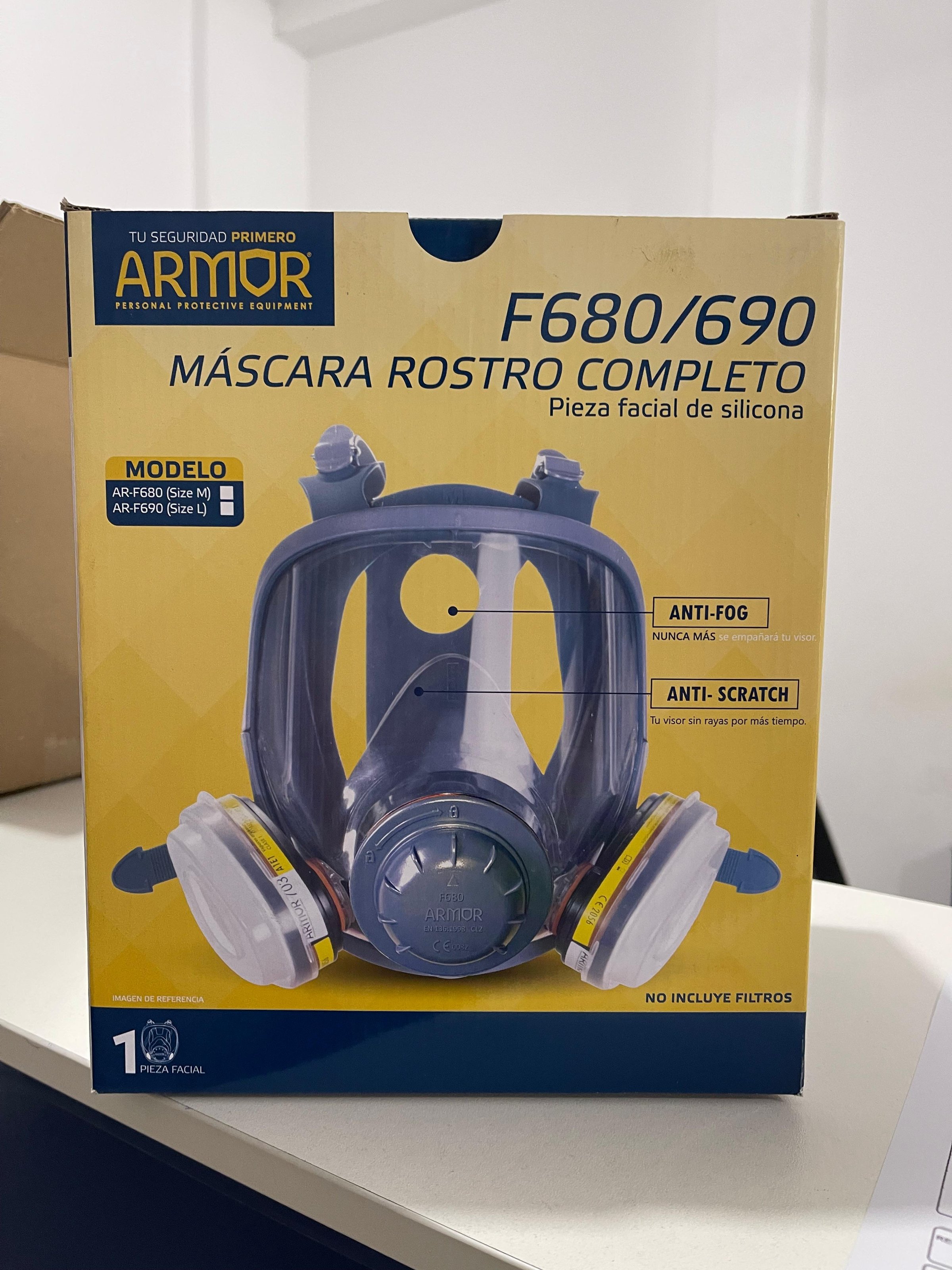 Box of an Armor F680/690 full face silicone mask, highlighting anti-fog and anti-scratch features, no filters included.