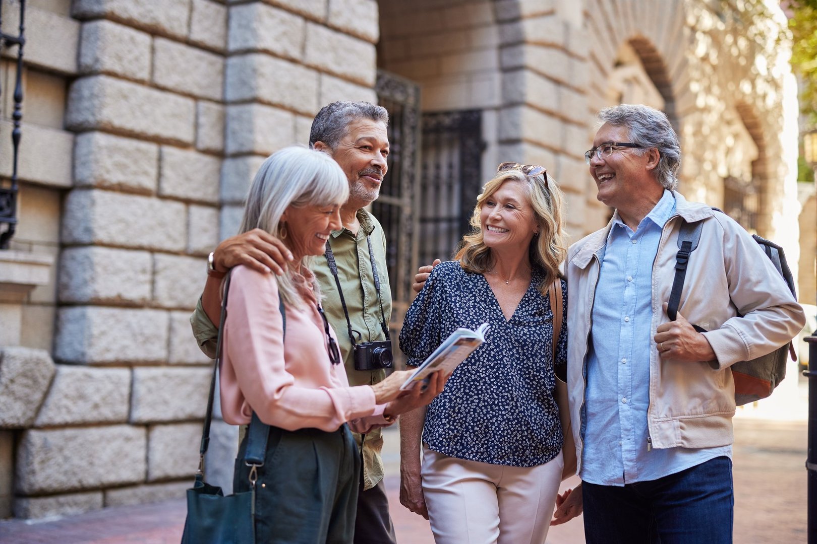 Pequeno grupo com guia em vilarejo italiano