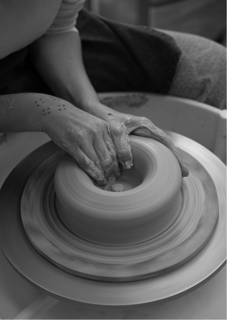 Emilia trabajando en el torno