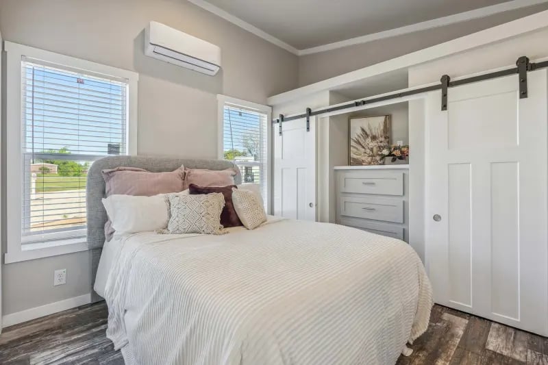 Champion 520MS Bedroom