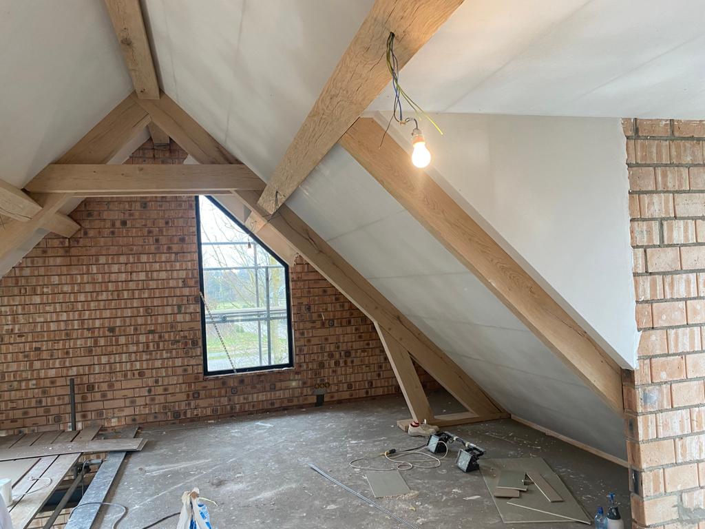 renovatie ruimte houten dakconstructie stucwerk oss tns afbouw