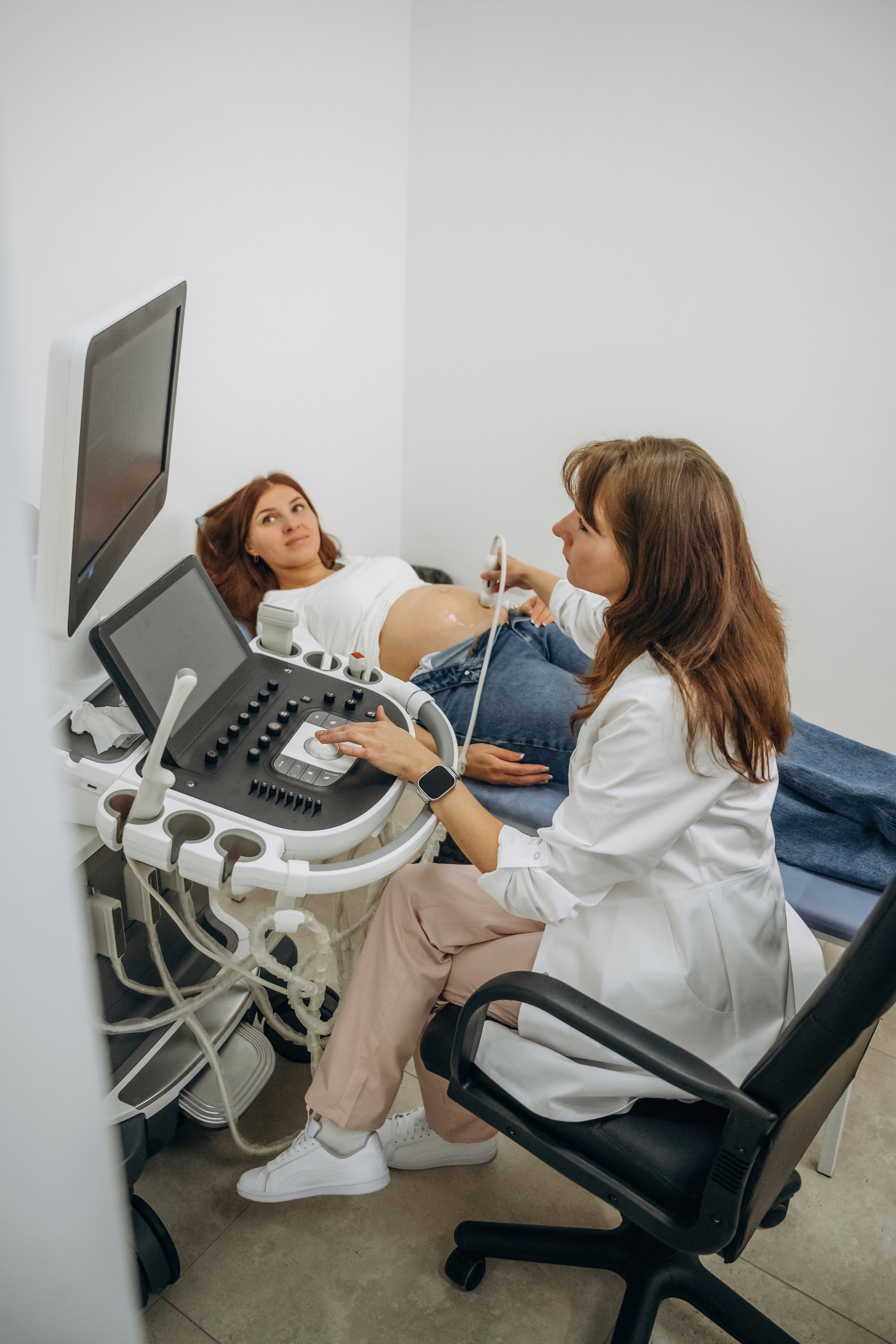 Conception of anticipation. Pregnant woman undergoing ultrasound test.