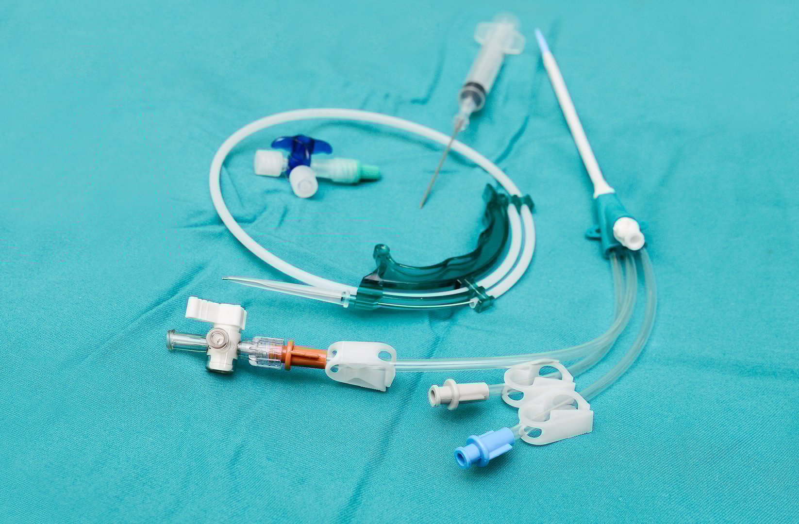 Central venous catheter with guide wire,plastic sheat, needle and syringe