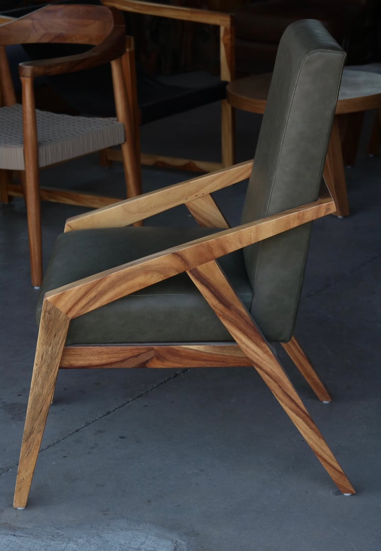 Silla Cancún con estructura de madera sólida y diseño geométrico de líneas oblicuas