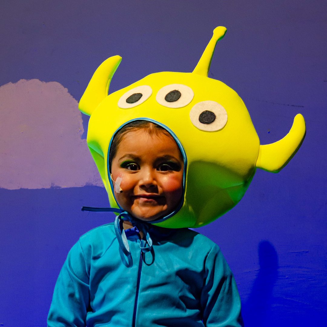 Pequeños artistas desarrollando sus habilidades creativas