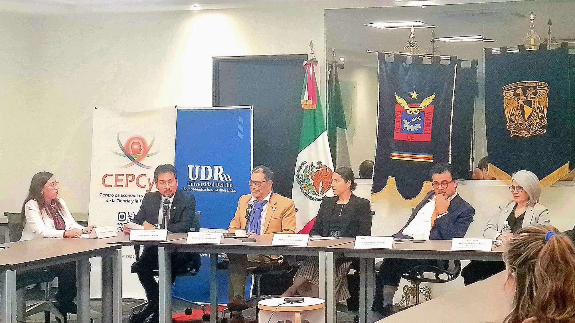 Dr. Salvador Estrada en Coloquio CIECAS