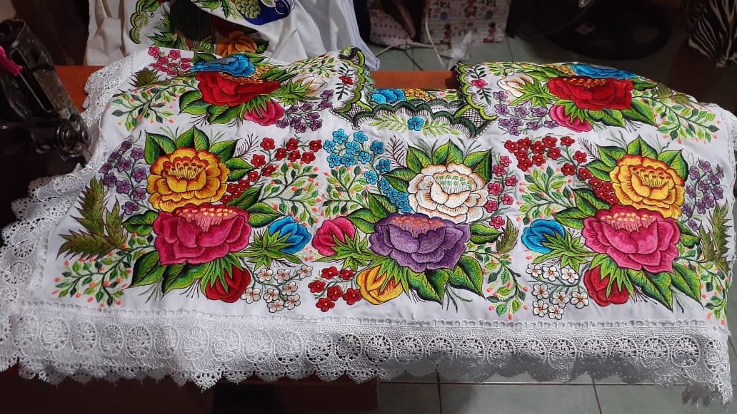 Bordados tradicionales con motivos florales y geométricos - huipiles, blusas y textiles artesanales