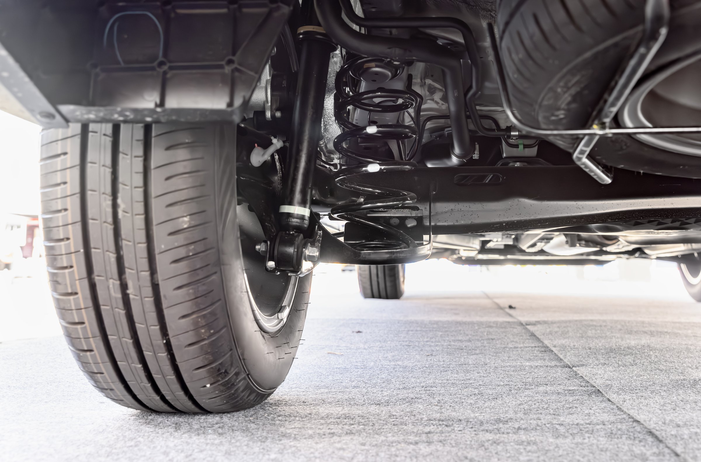 Suspensión y eje trasero de automóvil híbrido