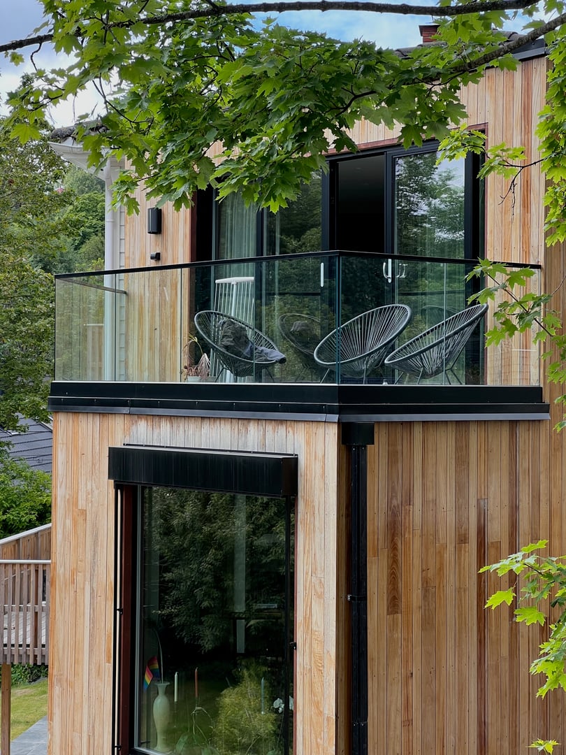 Stolpefritt glassrekkverk i nordiske omgivelser