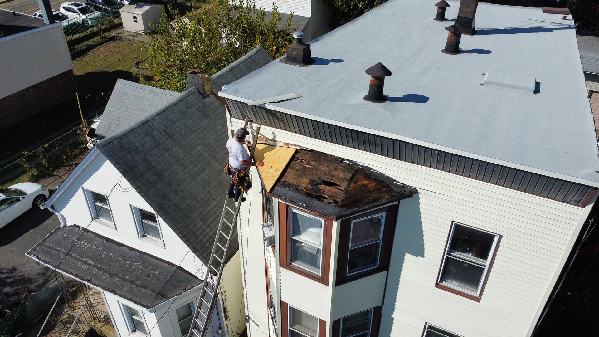 Local roofing contractor Monroe