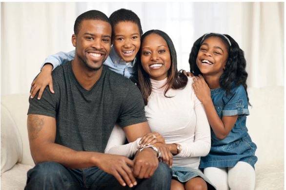 Família negra feliz - TPHOUSE transformando vidas
