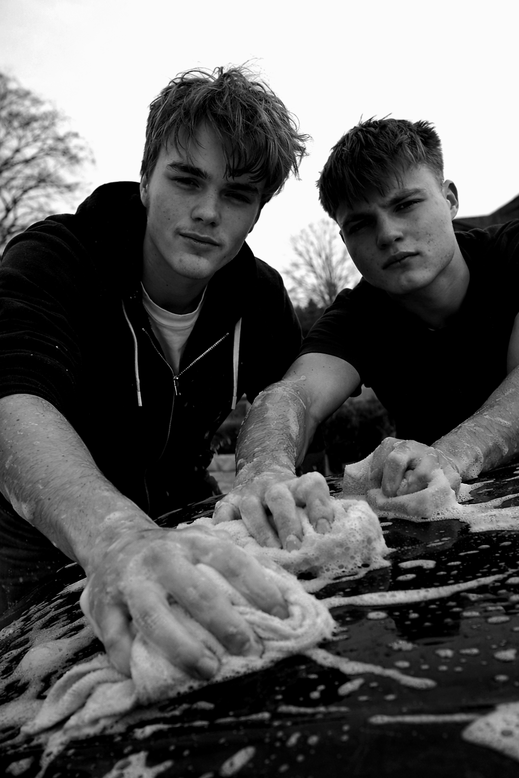 Auto Finish Detailing teamet - to drenge vasker bilen