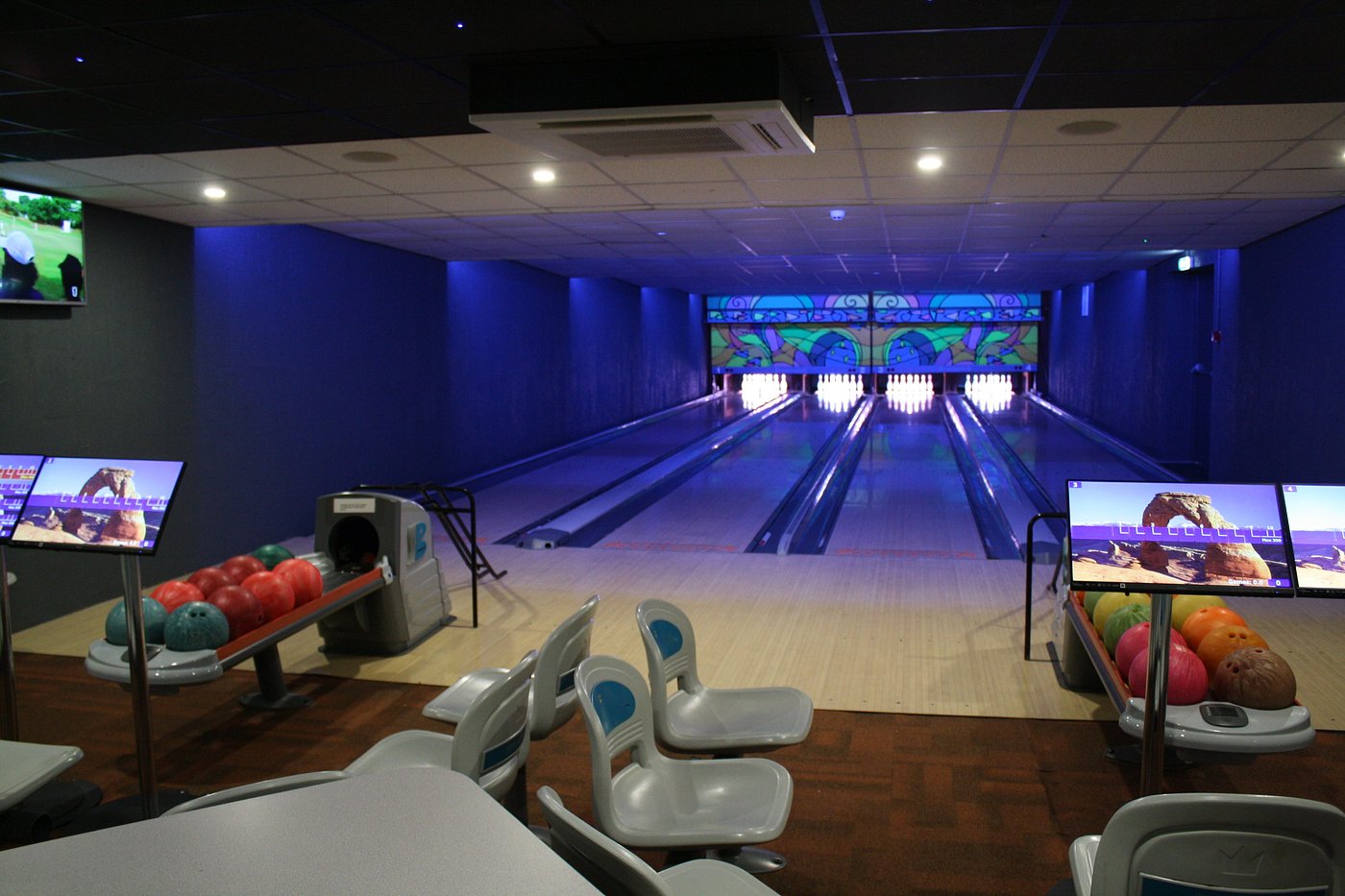 Hellidon Lakes bowling alley entertainment facilities resort activities Northamptonshire