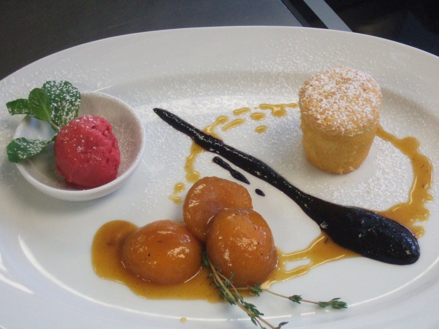 Schokolade-Kokosnussauflauf mit flambierten Früchten