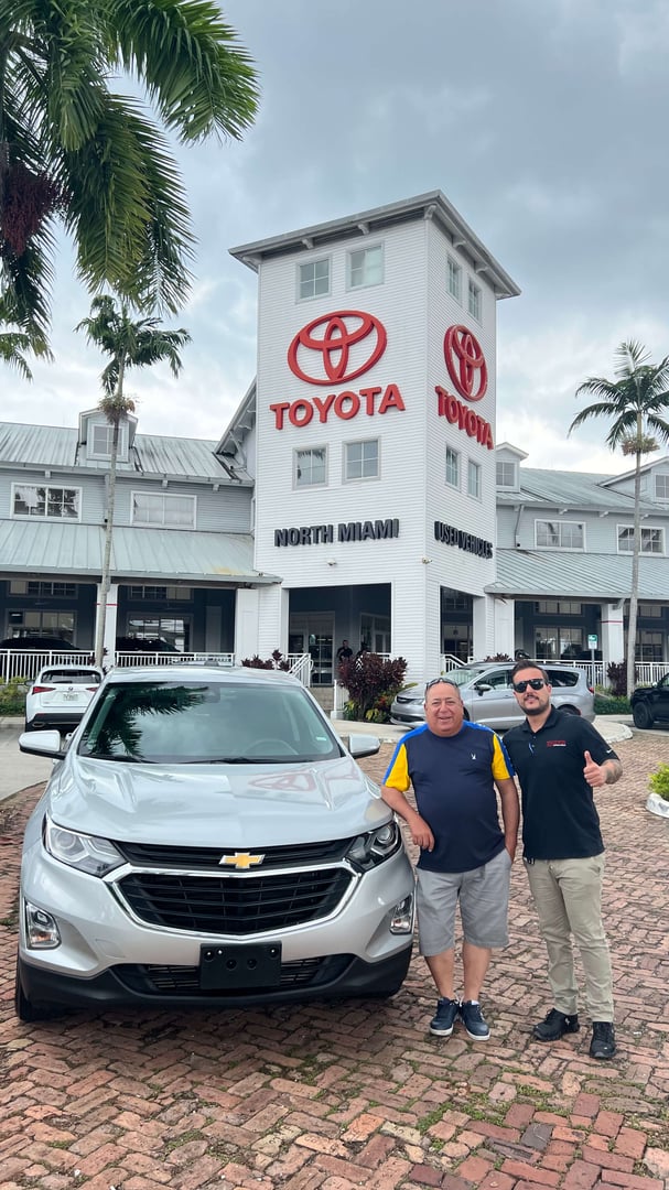 Cliente celebrando la adquisición de su vehículo soñado