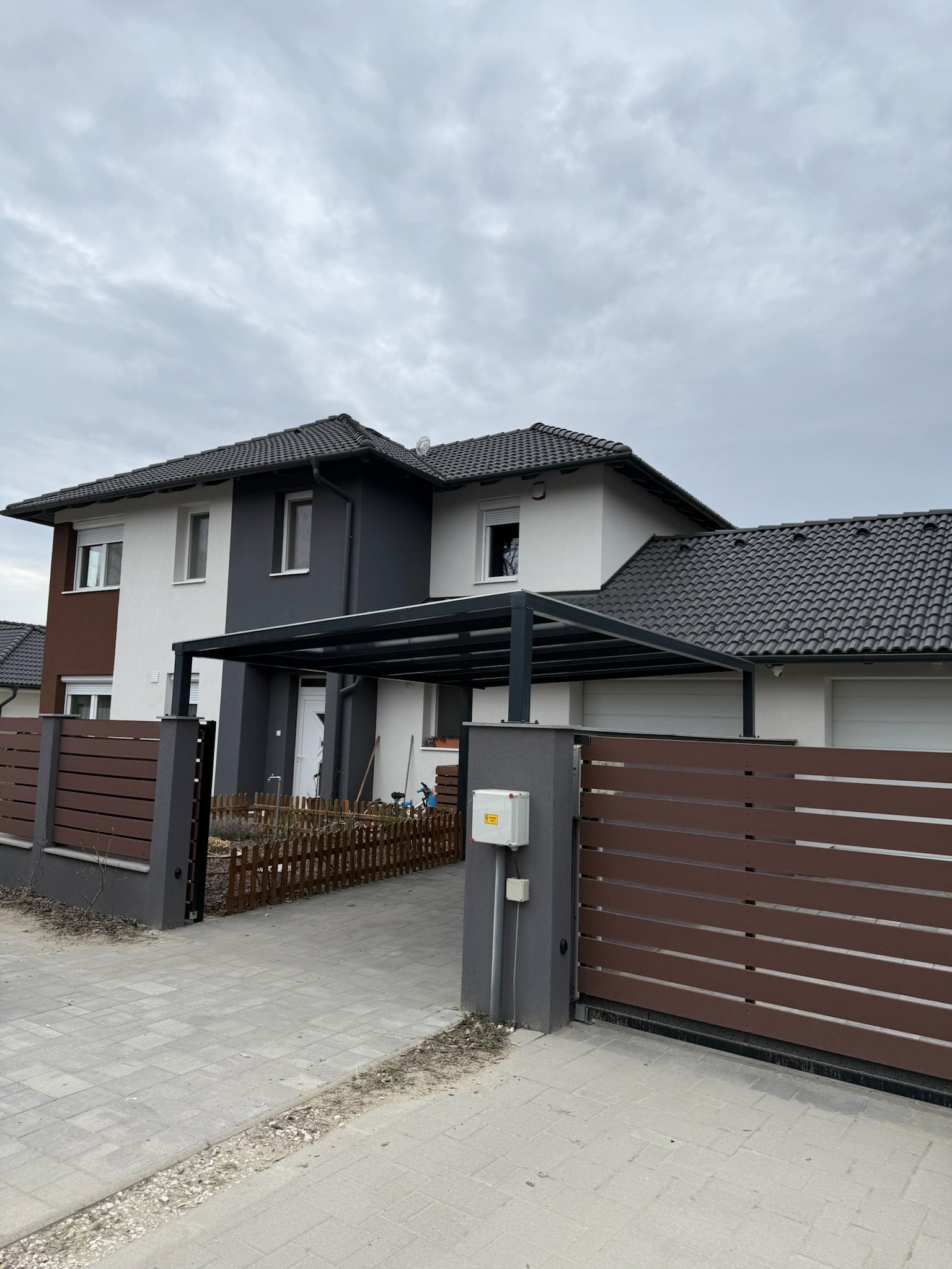 Autóbeálló referencia projekt