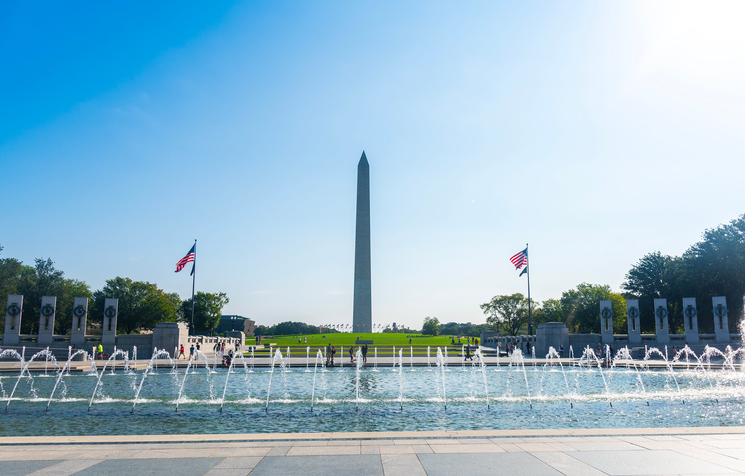 Washington Monument seen from the World War II memorial pool. Washington DC, USA