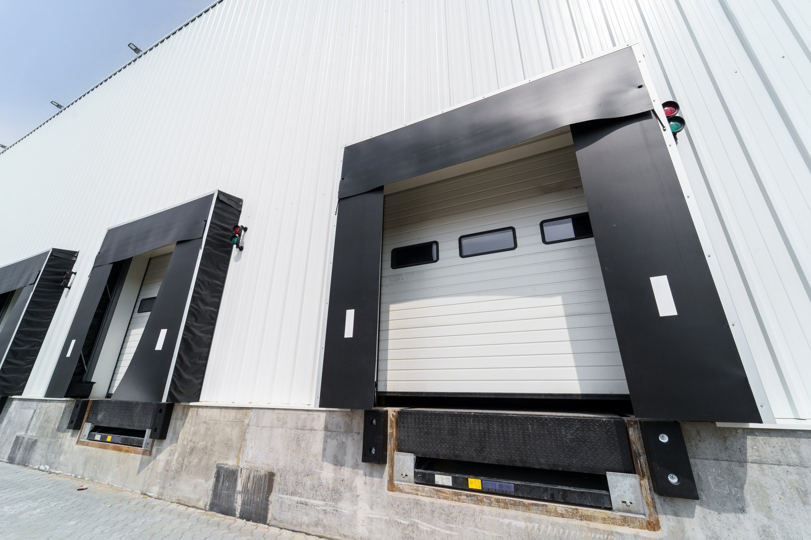 Sectional warehouse gate for loading and unloading cargo in a distributed center