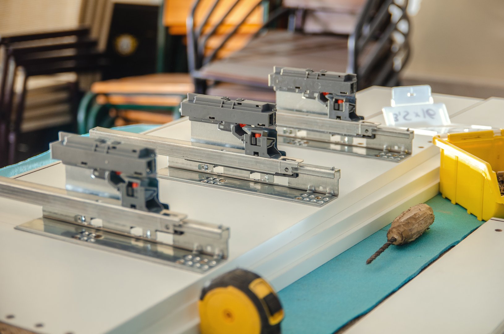 Assembly of furniture, marking and installation of guides for the drawer.