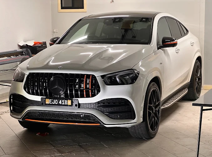 Car wrapping service in action