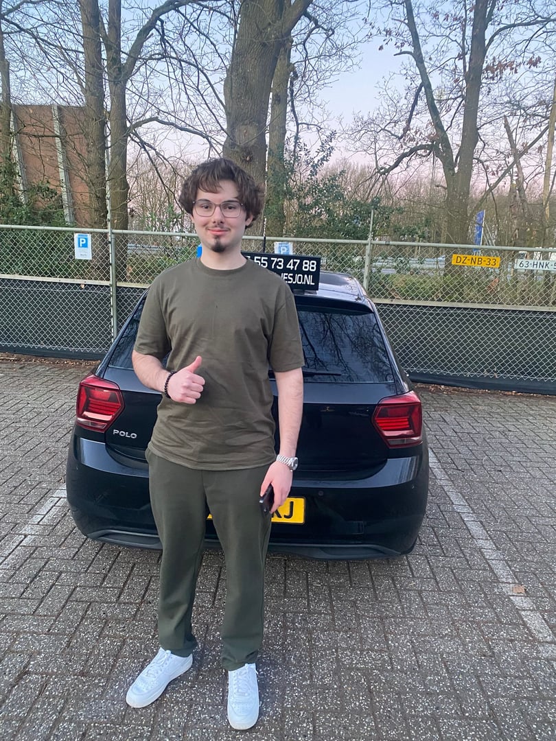 Recent geslaagde leerling met rijbewijs