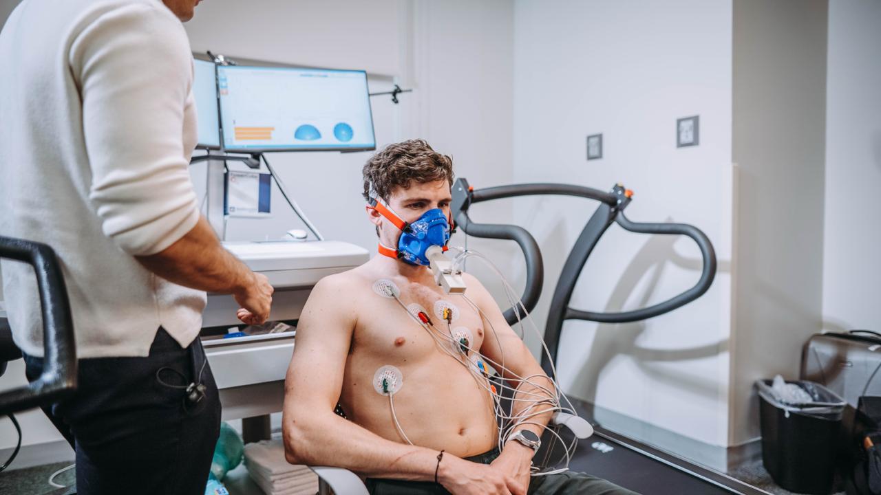 Dr. Juan Carlos Gudiño González realizando examen clínico y evaluación cardiovascular en consulta