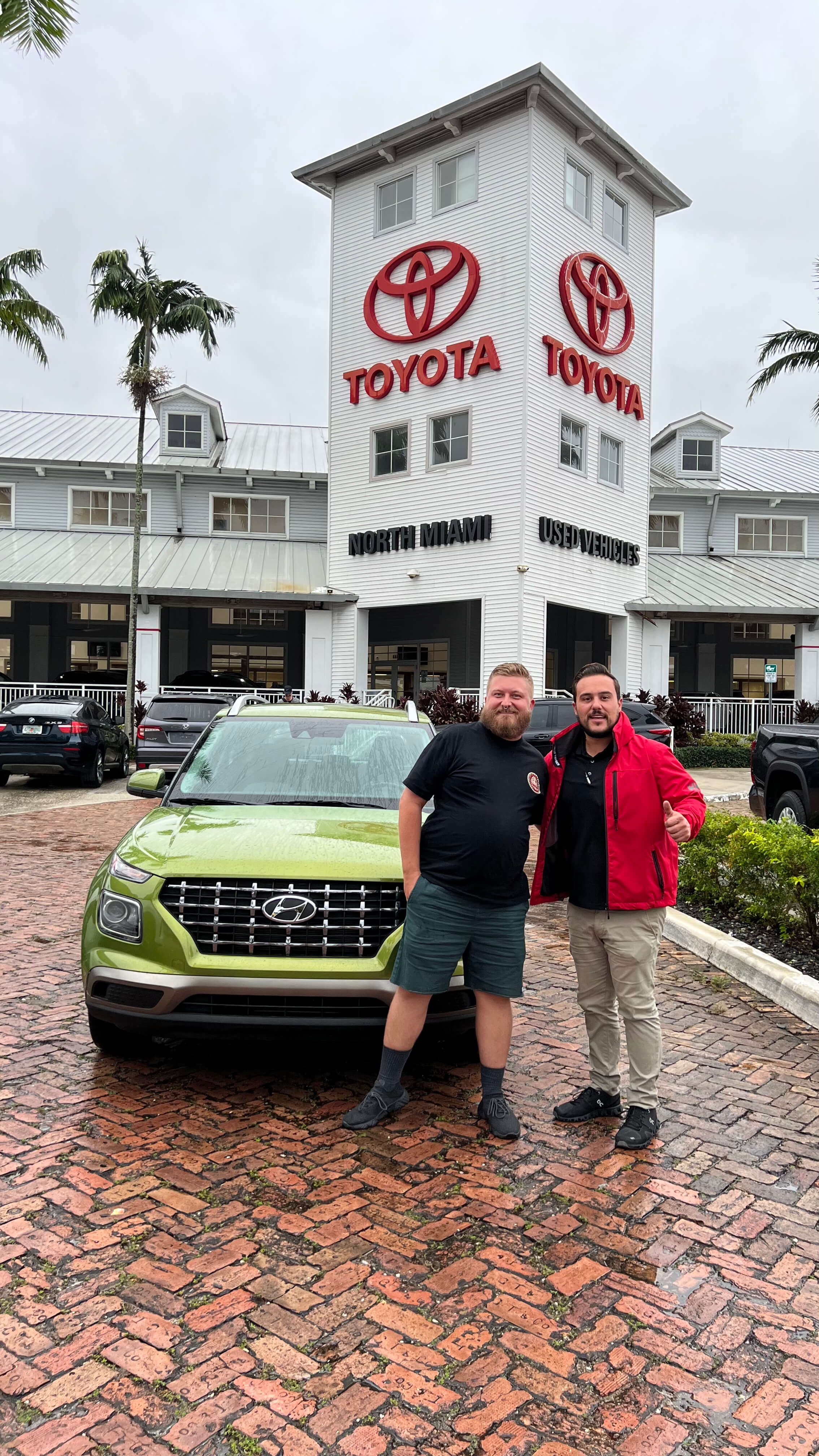 Entrega especial - nuevo propietario con su vehículo