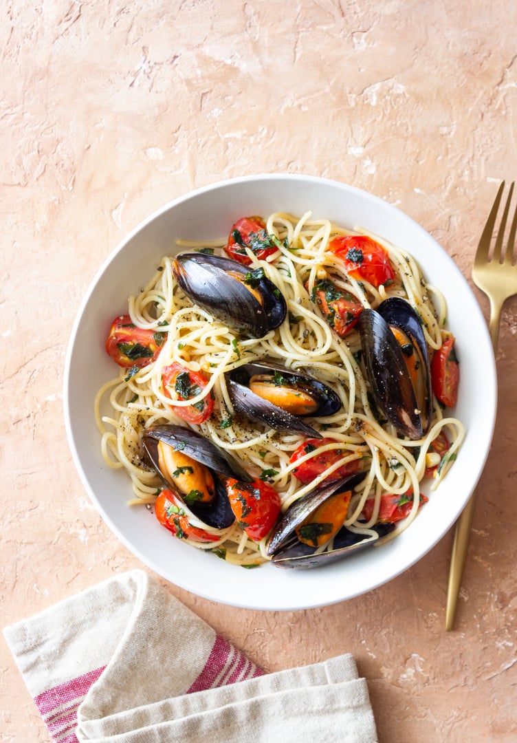 Spaghetti pasta with mussels, tomatoes, garlic and herbs. Healthy eating. Italian food
