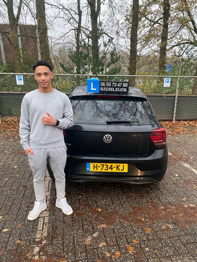 Recent geslaagde leerling met rijbewijs
