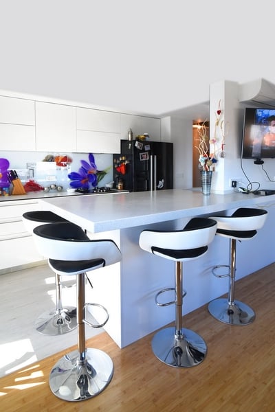 Kuhinja po mjeri s otokom i sankom