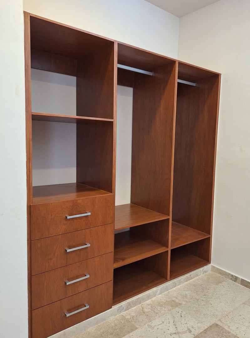 Closet moderno con puertas correderas