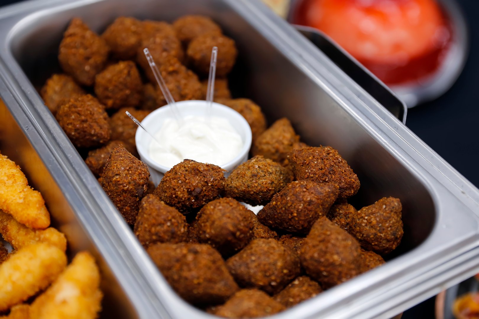 Image of a tray with golden fried kibbeh, crispy and delicious, ideal for events, parties, and traditional Middle Eastern cuisine