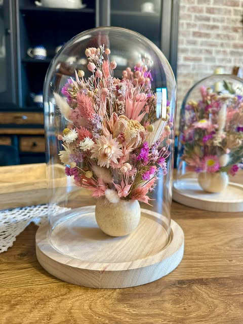 Łąka w szkle z suszonymi piwoniami