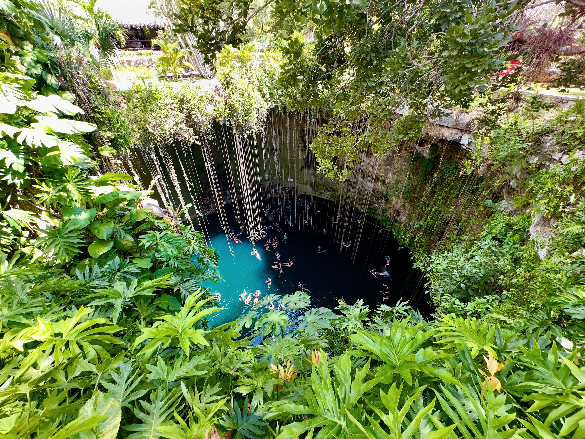 Cenote Ik Kil en Yucatán, México con aguas transparentes