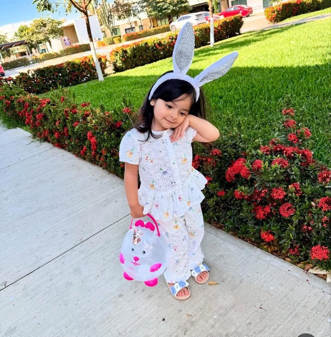 Hermoso conjunto de conejitas con estampados tiernos y detalles vintage para niñas