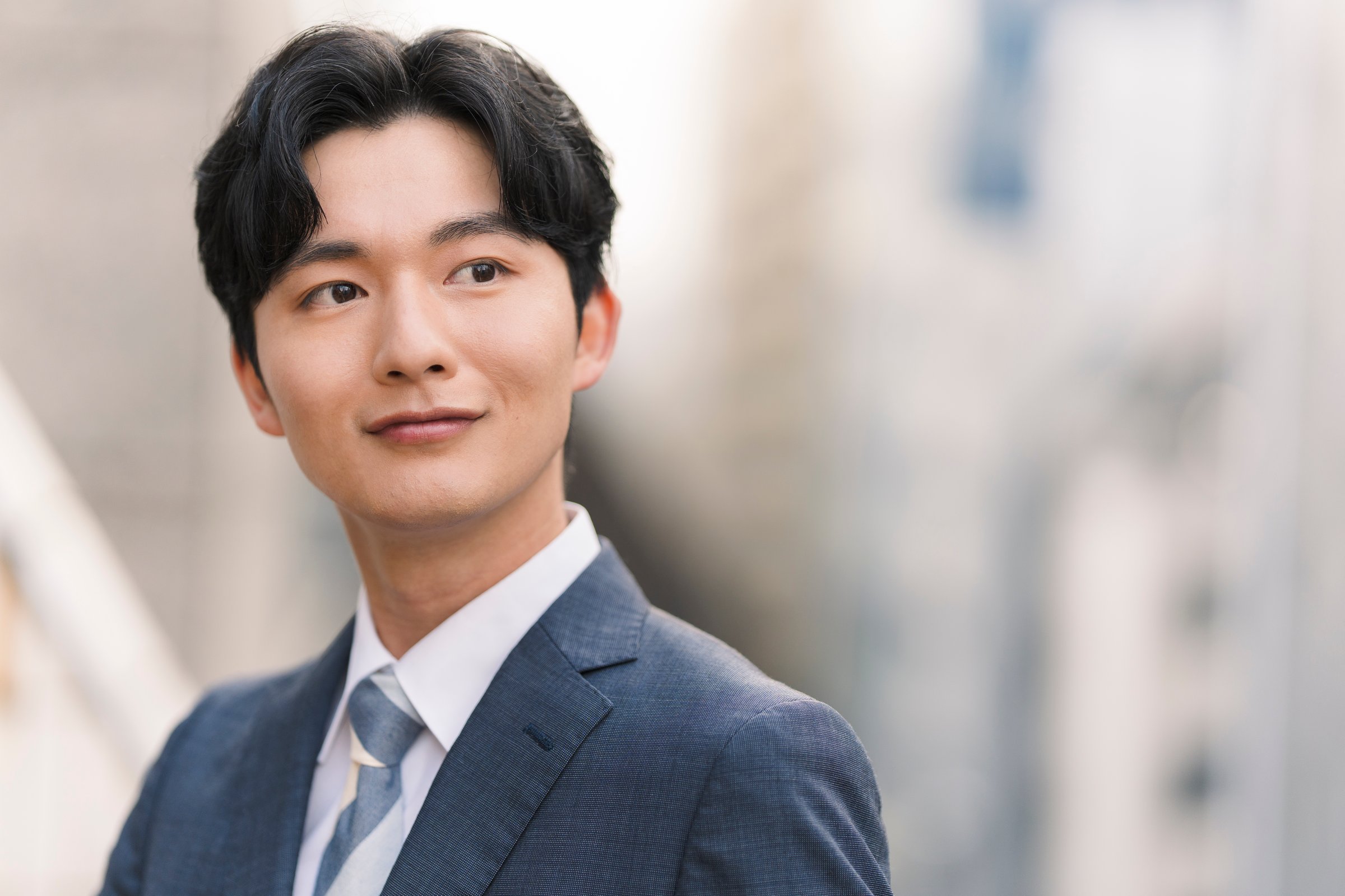 Portrait of a Japanese man in his 20s wearing a suit