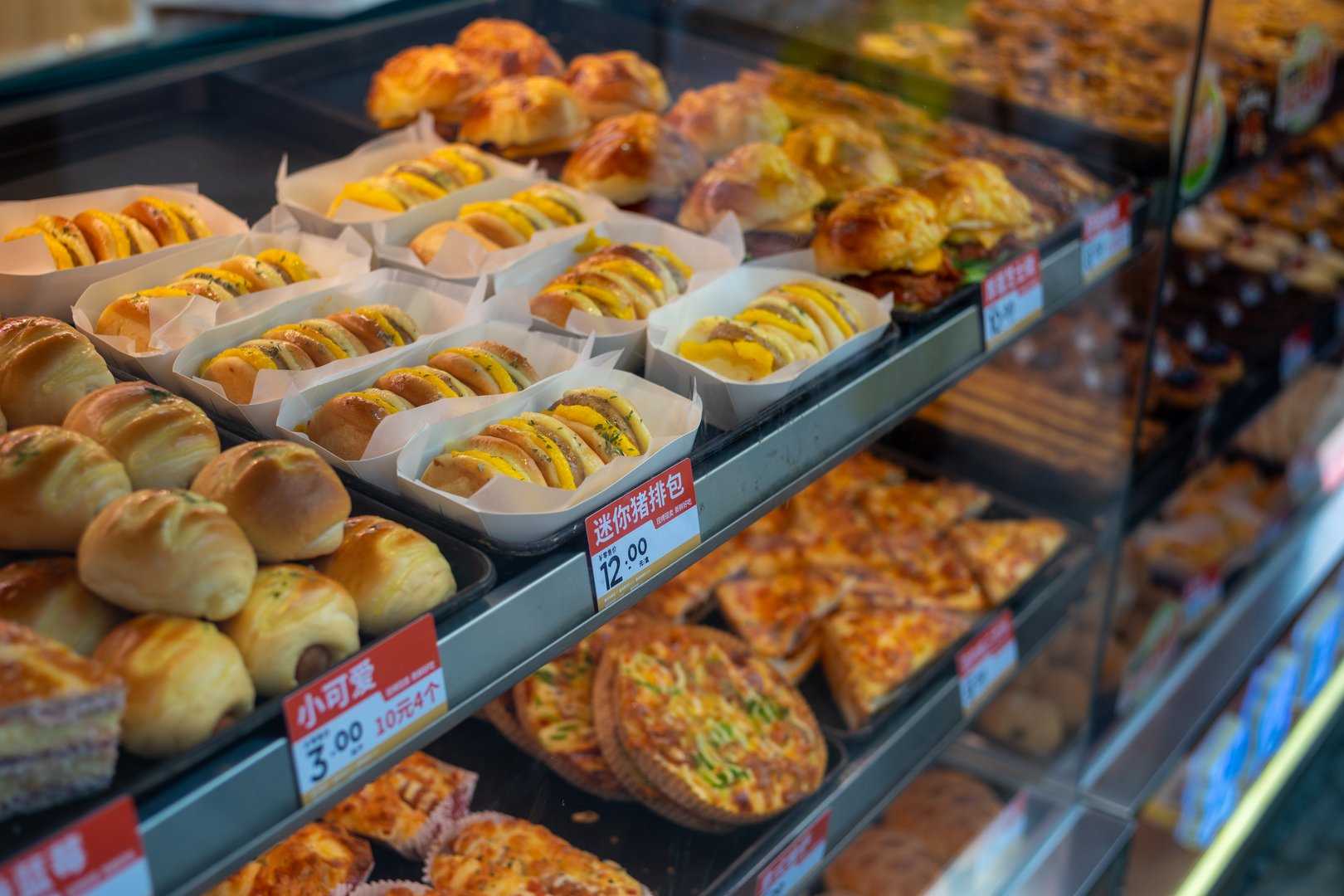 Bakery display shelf with various breads