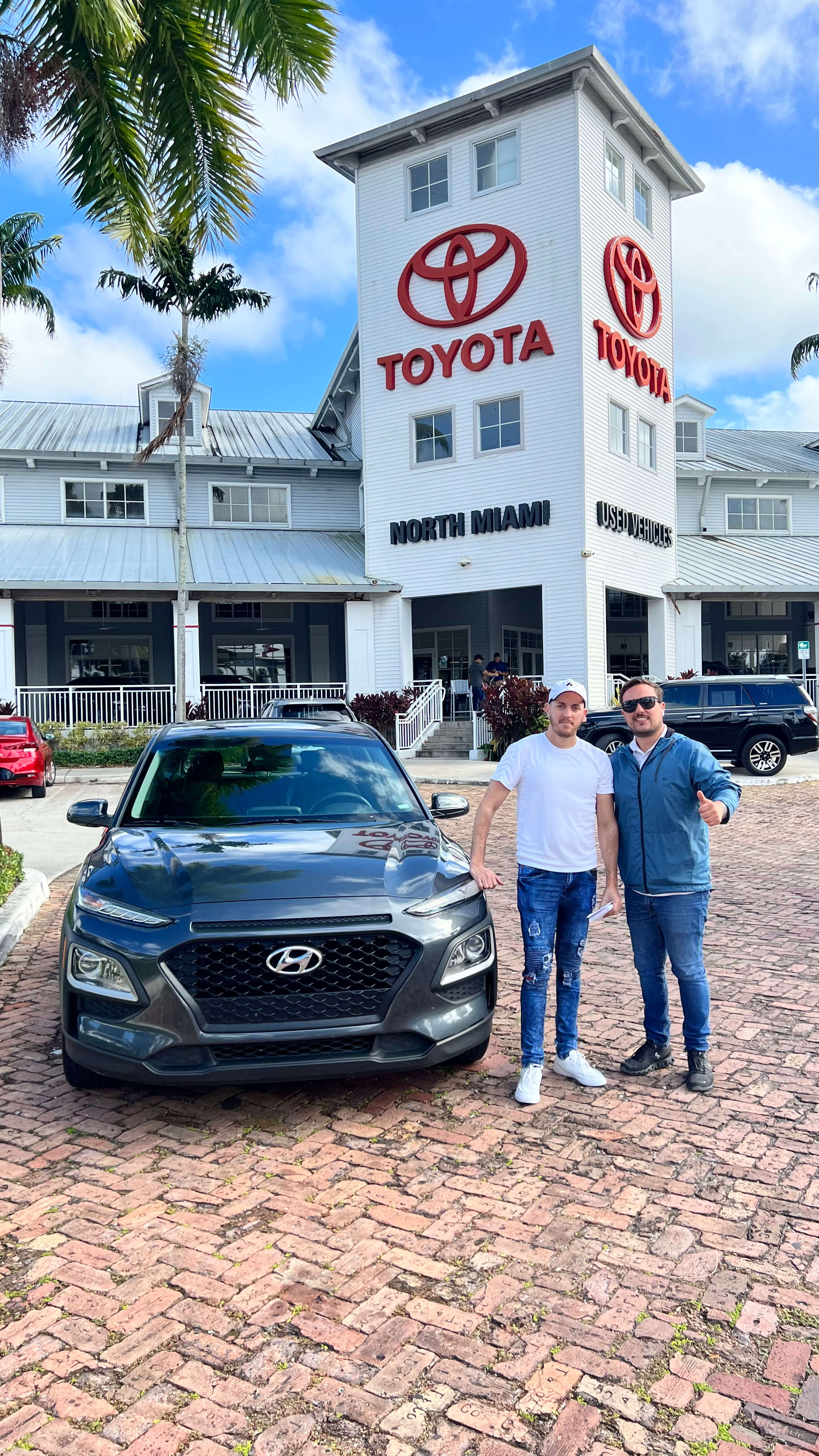 Cliente feliz celebrando su compra perfecta